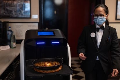 Los robots camareros toman sala en Barcelona | Cataluña – Columna Digital