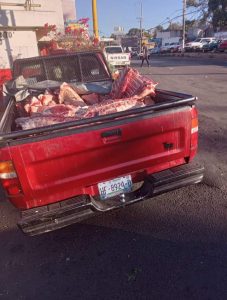 Bajo el rayo del sol transportan la carne que llega a la central de abastos de Cuernavaca