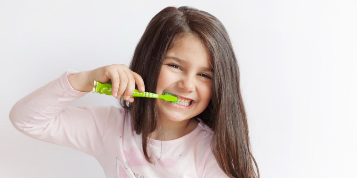 Lanzan demanda contra Crest y Colgate por uso de flúor en pastas de dientes y enjuagues bucales para niños