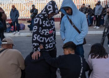 Decisión inaugural de Trump desata el llanto en la frontera México-EU