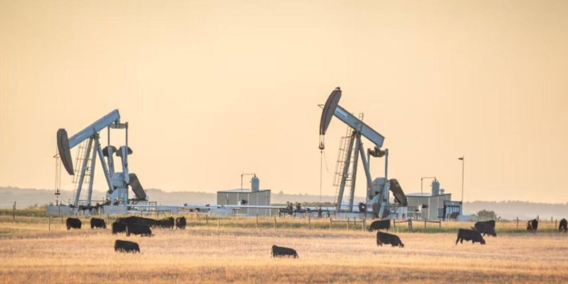 Precios del petróleo suben más de 3% ante endurecimiento de sanciones de EU contra Rusia