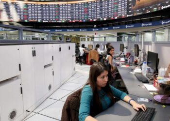 BMV cierra con pérdidas, pero anota semana positiva