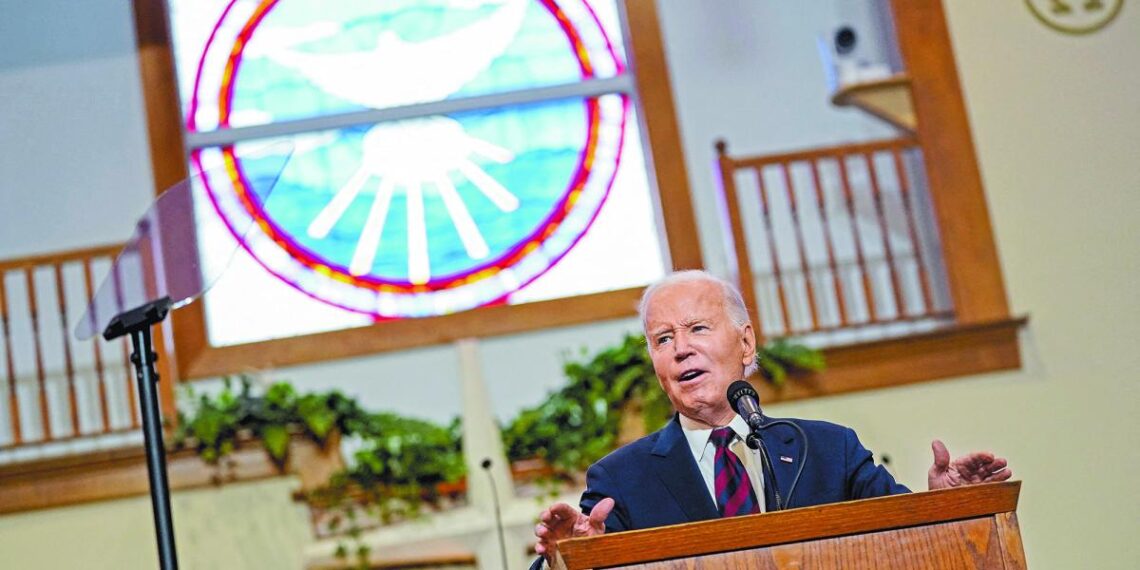 El presidente Biden se retira con baja popularidad