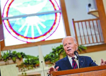 El presidente Biden se retira con baja popularidad