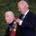 Biden condecora a Jane Goodall, Hillary Clinton, 'Magic', Messi, Bono y Soros