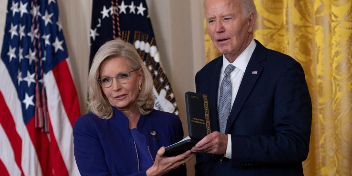 Joe Biden condecora a Liz Cheney, una crítica acérrima de Donald Trump