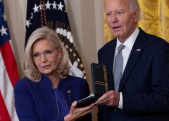 Joe Biden condecora a Liz Cheney, una crítica acérrima de Donald Trump