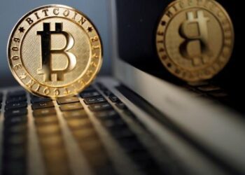 Precio del bitcoin cayó a menos de 97,000 dólares; perdía 5.07%