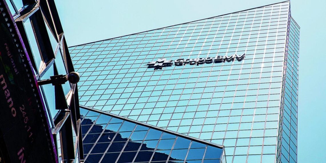 Bolsa mexicana avanza en jornada de volumen reducido