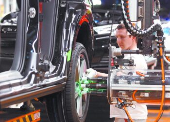 Las fábricas de Europa, Asia y Estados Unidos cierran con debilidad el 2024