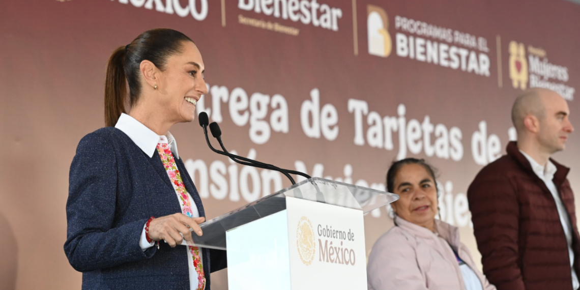 En Huauchinango, Puebla, presidenta Claudia Sheinbaum entrega nuevas tarjetas para la Pensión Mujeres Bienestar