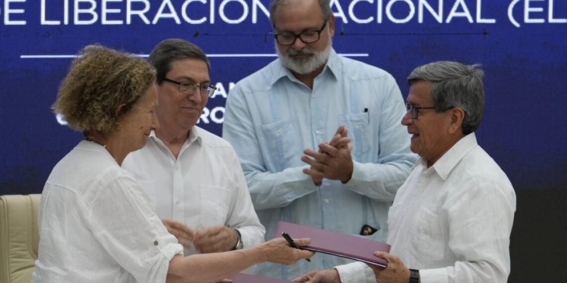 Colombia suspende diálogos de paz con rebeldes del ELN y los acusa de crímenes de guerra