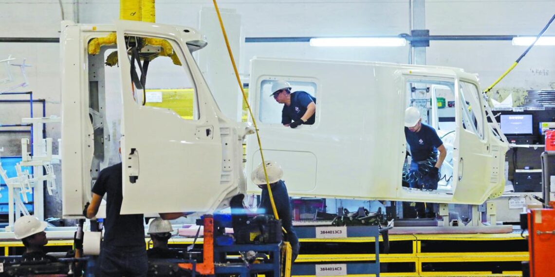 Ensamble de camiones mete reversa en el 2024