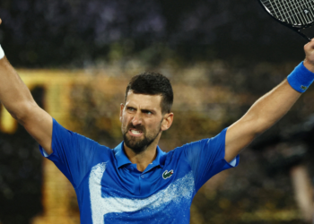 Pausa médica ensombrece triunfo de Djokovic sobre Alcaraz