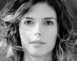 Desarraigo e identidades inestables son la base de la novela Ciudad Láser