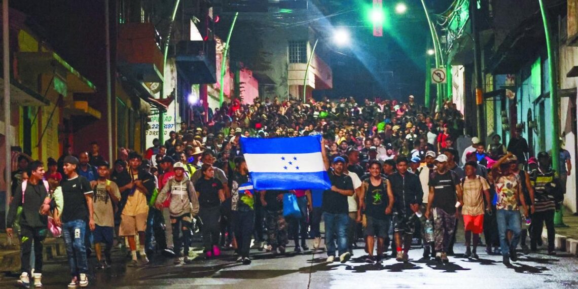 Retenciones de migrantes en frontera EU-México bajan 35%