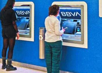 Comisiones por retiro de efectivo en cajeros bancarios siguen a la baja