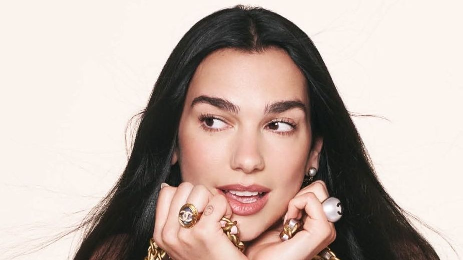 Dua Lipa es la nueva imagen de la bolsa Chanel 25