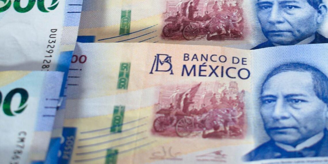 El peso mexicano cedió terreno frente al dólar al cierre de semana