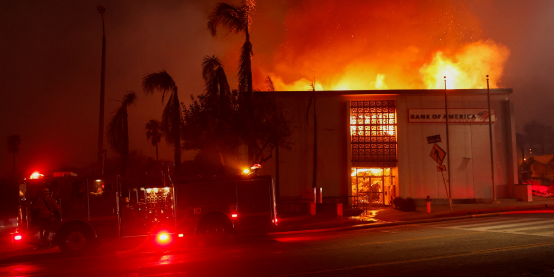 Incendios se salen de control cerca de Los Ángeles