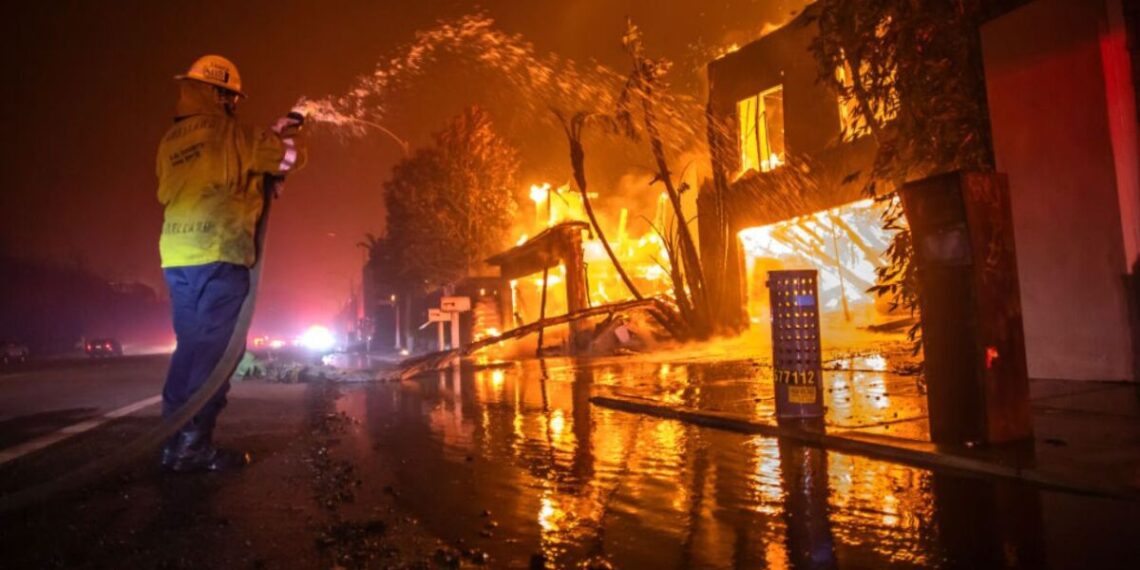 Gene Simmons, CM Punk y famosos que agradecieron llegada de bomberos mexicanos al incendio en California