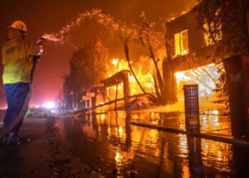 Gene Simmons, CM Punk y famosos que agradecieron llegada de bomberos mexicanos al incendio en California