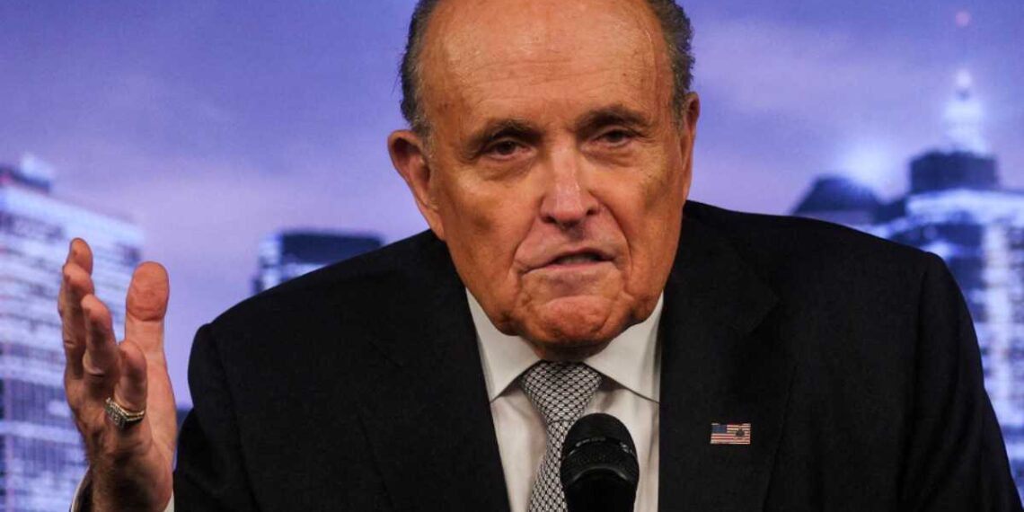 Giuliani es declarado en desacato en el caso de difamación contra trabajadoras electorales de Georgia