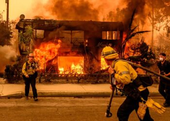 Gobernador de California agradece a Sheinbaum ayuda mexicana para combatir incendios forestales