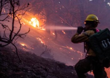 Incendio en el sur de California ha arrasado ya con 8,200 hectáreas