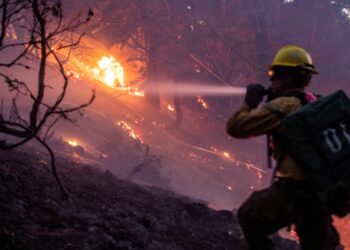 Incendio en el sur de California ha arrasado ya con 8,200 hectáreas