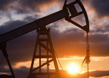 Petróleo sube hasta 87 centavos por menor oferta de la OPEP y descenso de reservas en EU