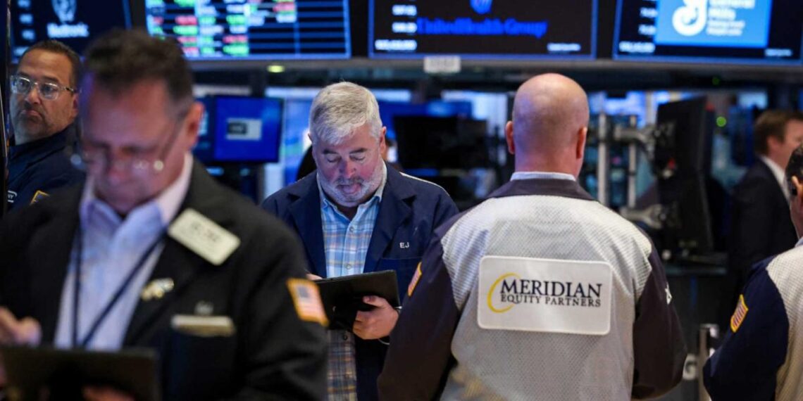 Índices de Wall Street inician el 2025 a la baja