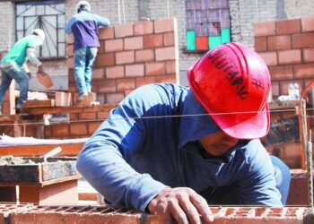 Empleo informal sube a 54.6%, su nivel más alto en un año