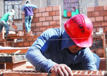 Empleo informal sube a 54.6%, su nivel más alto en un año