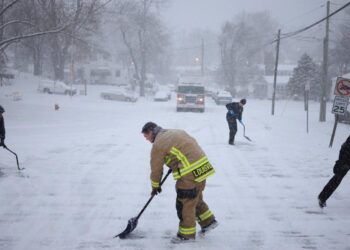 Gran tormenta invernal azota el centro de EU con nieve y fuertes vientos