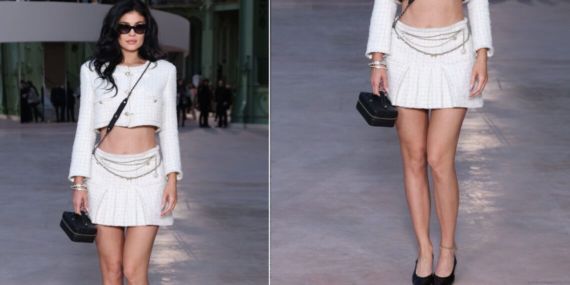 Kylie Jenner combina falda mini blanca y zapatos planos negros elegantes en el desfile de Chanel Alta Costura Primavera-Verano 2025