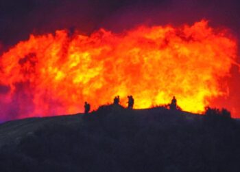 El fuego detiene el tiempo en Los Ángeles: sexto día
