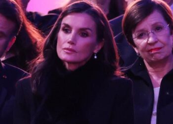 La reina Letizia, muy elegante en la cumbre royal en Auschwitz con un cuello de pelo