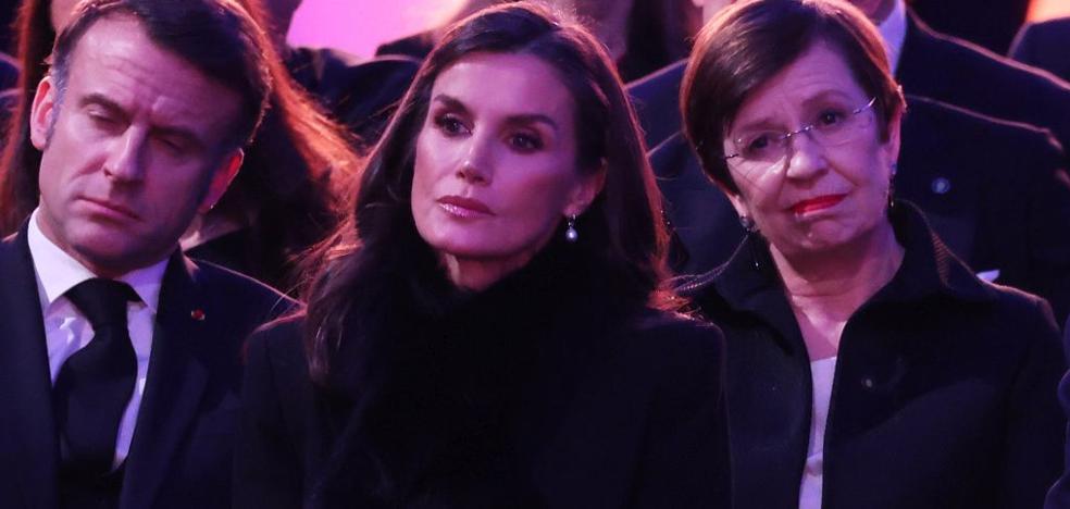 La reina Letizia, muy elegante en la cumbre royal en Auschwitz con un cuello de pelo