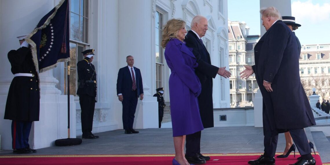 Los Biden reciben a Trump y Melania en la Casa Blanca para una visita de cortesía