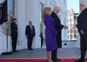 Los Biden reciben a Trump y Melania en la Casa Blanca para una visita de cortesía