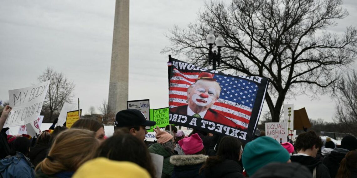 Miles marchan en Washington en contra de Donald Trump