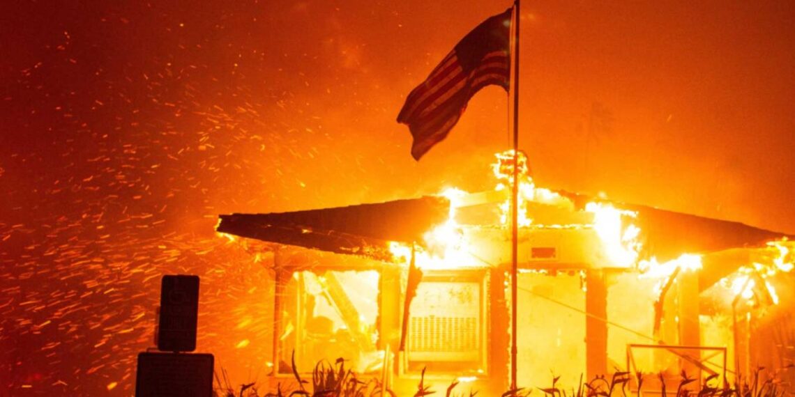 Más de 80,000 evacuados en Los Ángeles por incendios