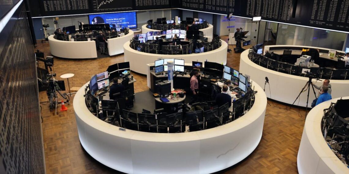 Las bolsas europeas cierran a la baja una semana abreviada por fiestas de fin de año