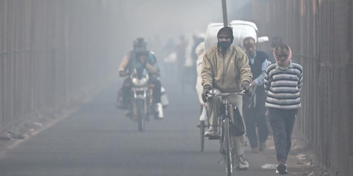 Una densa niebla tóxica envuelve a la capital india y amenaza con interrumpir los vuelos