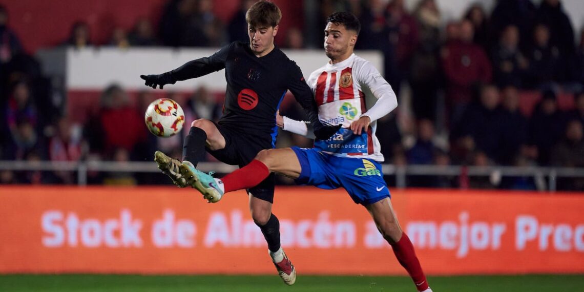 Pablo Torre del FC Barcelona disputa el balón con Israel García de la UD Barbastro durante el partido de la Copa del Rey este sábado.