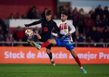 Pablo Torre del FC Barcelona disputa el balón con Israel García de la UD Barbastro durante el partido de la Copa del Rey este sábado.