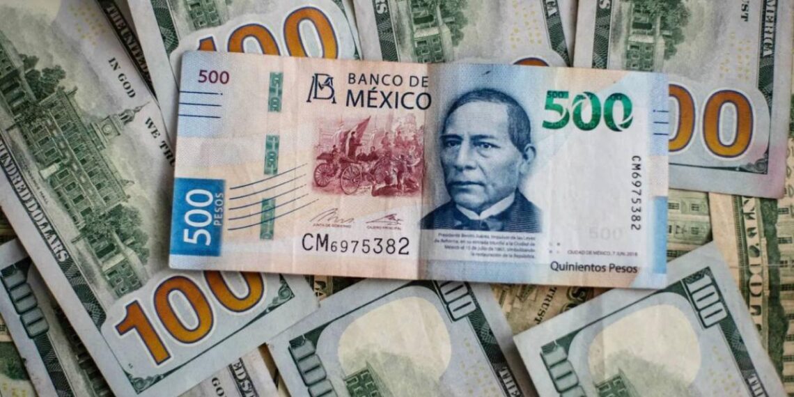 Peso mexicano retrocede ante las apuestas de pocos recortes a tasas de la Fed