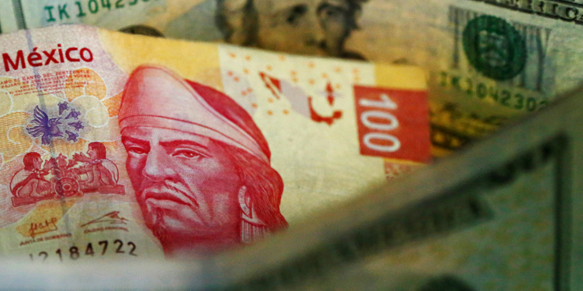 Peso mexicano retrocede atento a Donald Trump