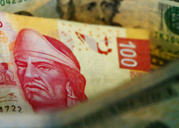 Peso mexicano retrocede atento a Donald Trump